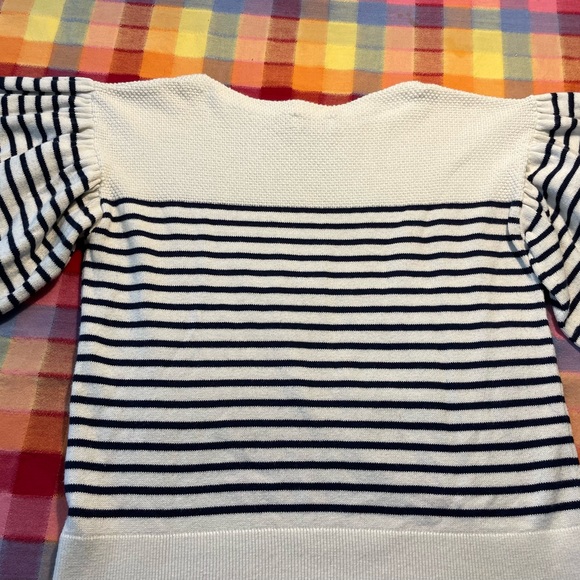 Ladies Vineyard Vines bell sleeve sweater top Size M Navy/cream. - Picture 2 of 4